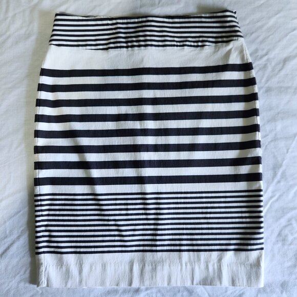 RW&CO Pencil Skirt Women's Size Medium White and Blue Stripes Back Slit - Picture 1 of 5